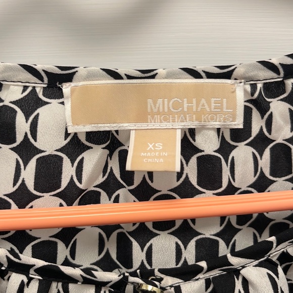 {Michael by Michael Kors} Light and Airy Geometric Blouse - Size Extra Small - Picture 3 of 8